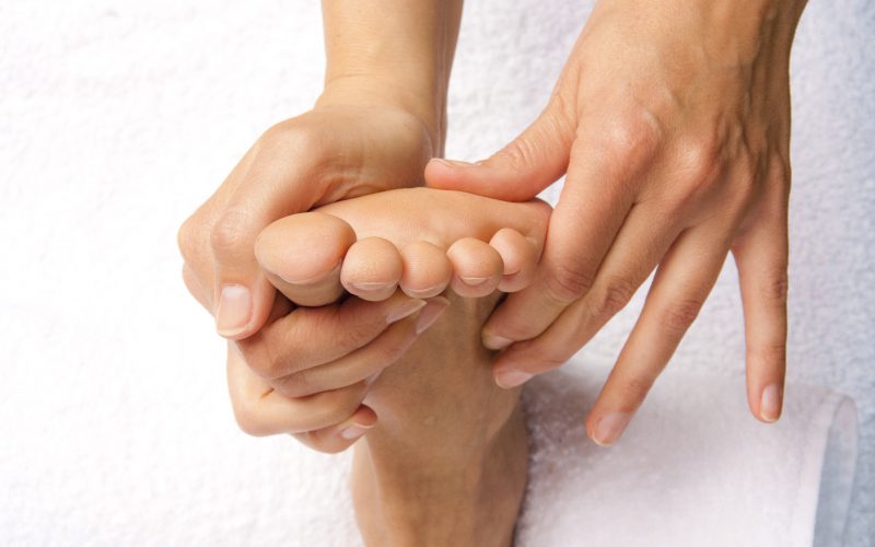 Dem Fuß mit seinen Reflexzonen, werden bestimmte Organe des Körpers zugeordnet. Er steht in einer Wechselwirkung zum gesamten Körper. Der Therapeut setzt Reize am Fuß, um die Körperreaktion positiv zu beeinflussen, was sich zum Beispiel in einer verbesserten Durchblutung zeigt.